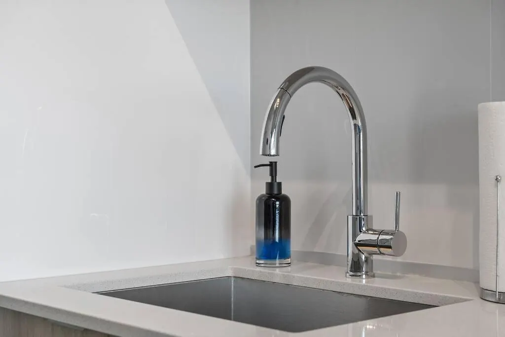 YYC Studio Just Steps From Stampede Park, Luxury Living דירה