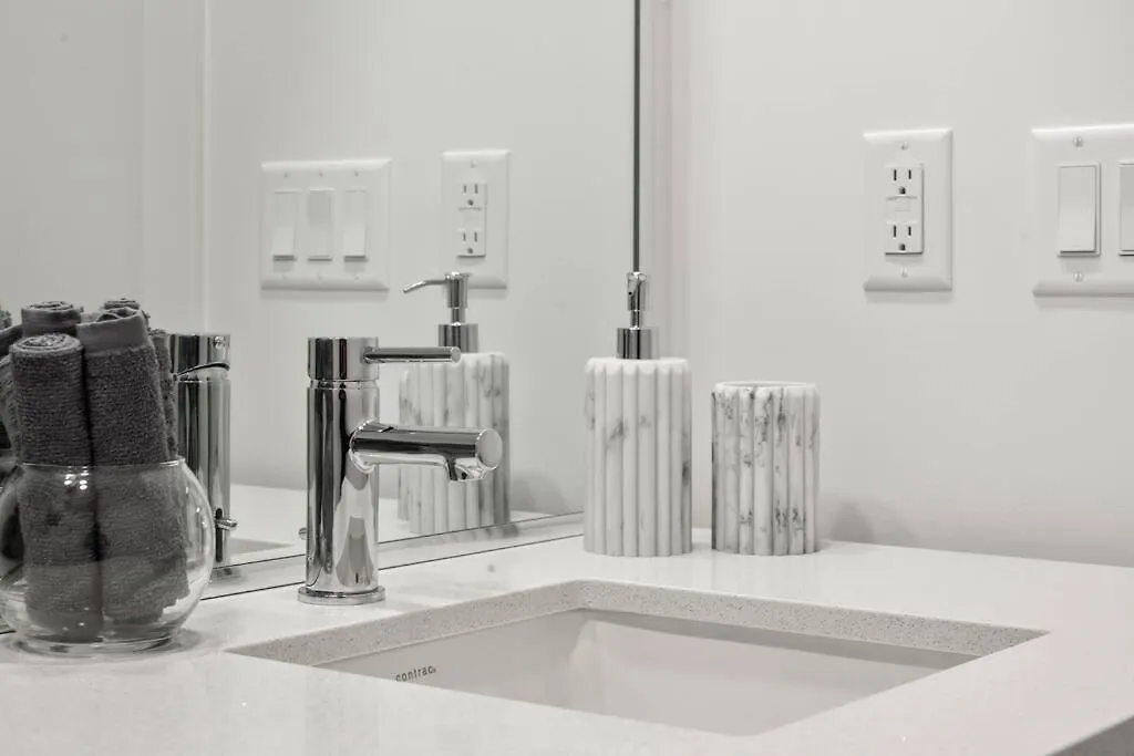 YYC Studio Just Steps From Stampede Park, Luxury Living 0*,  קנדה