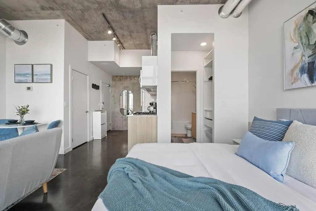 YYC Studio Just Steps From Stampede Park, Luxury Living דירה