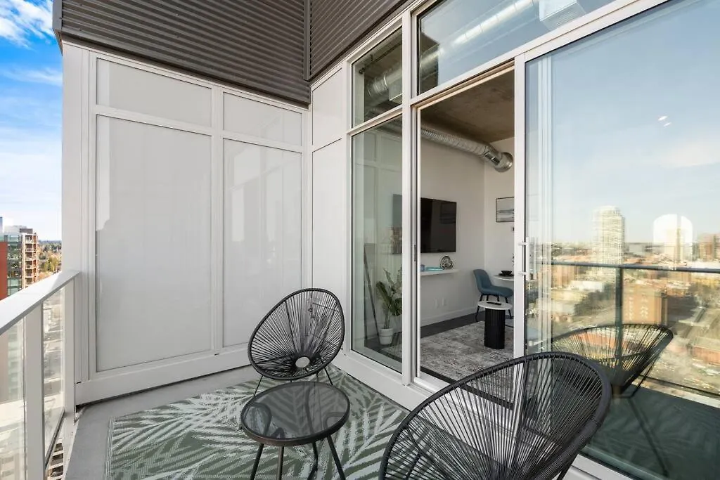 YYC Studio Just Steps From Stampede Park, Luxury Living 0*,