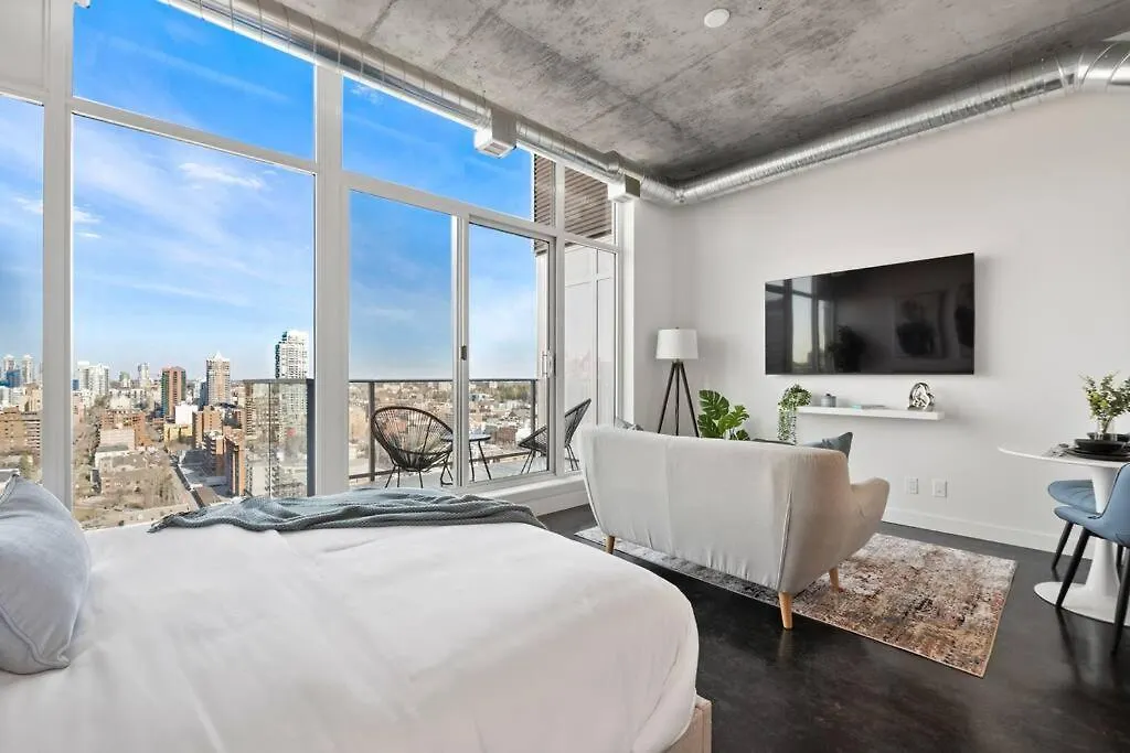 YYC Studio Just Steps From Stampede Park, Luxury Living קנדה