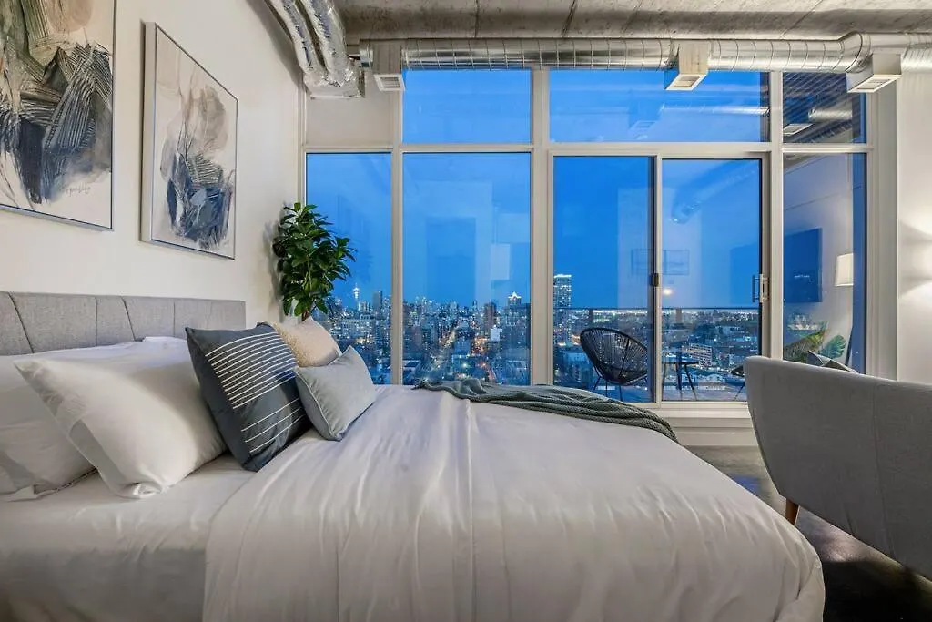YYC Studio Just Steps From Stampede Park, Luxury Living דירה