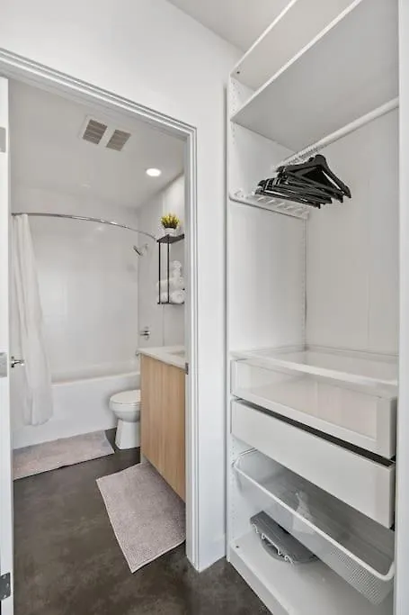 דירה YYC Studio Just Steps From Stampede Park, Luxury Living