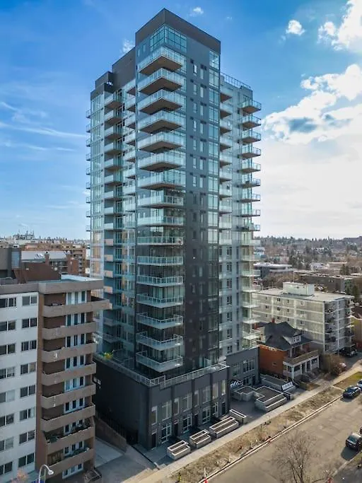 YYC Studio Just Steps From Stampede Park, Luxury Living דירה